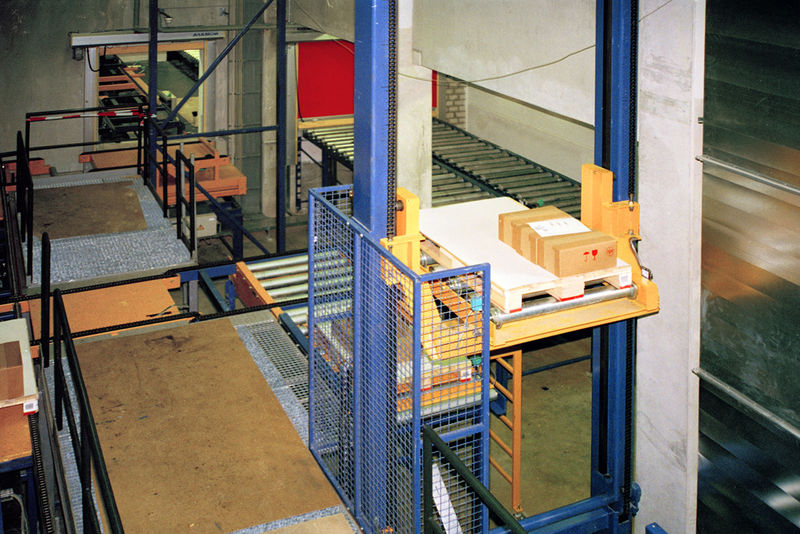 Premier Material Handling System With Conveyor